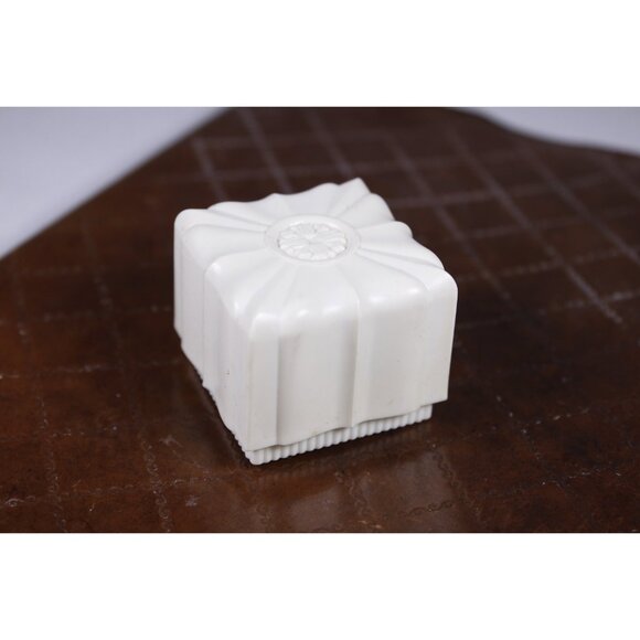 Vintage cream white ring box stylized lotus top, lift top plastic jewelry - Picture 6 of 10